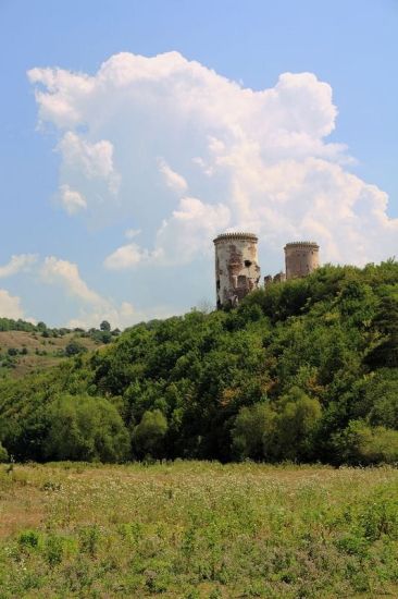 Джуринський водоспад і замок Червоногород