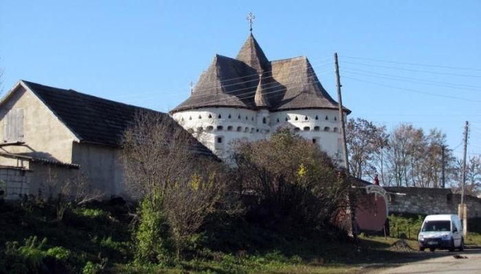 Сутківці : замок або церква ?