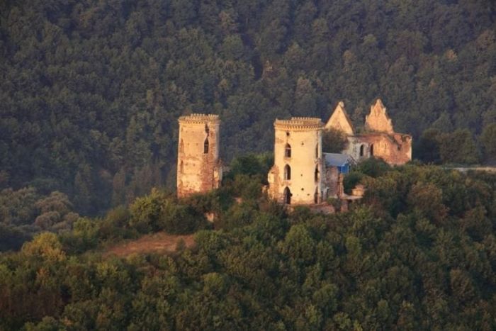 Джуринський водоспад і замок Червоногород