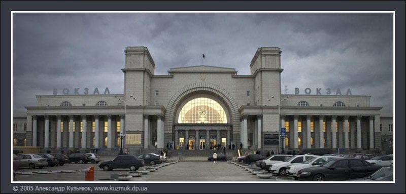 Вокзал днепропетровск. Днепр ЖД вокзал. Днепропетровск Южный вокзал. Железнодорожный вокзал Днепропетровск-Южный.